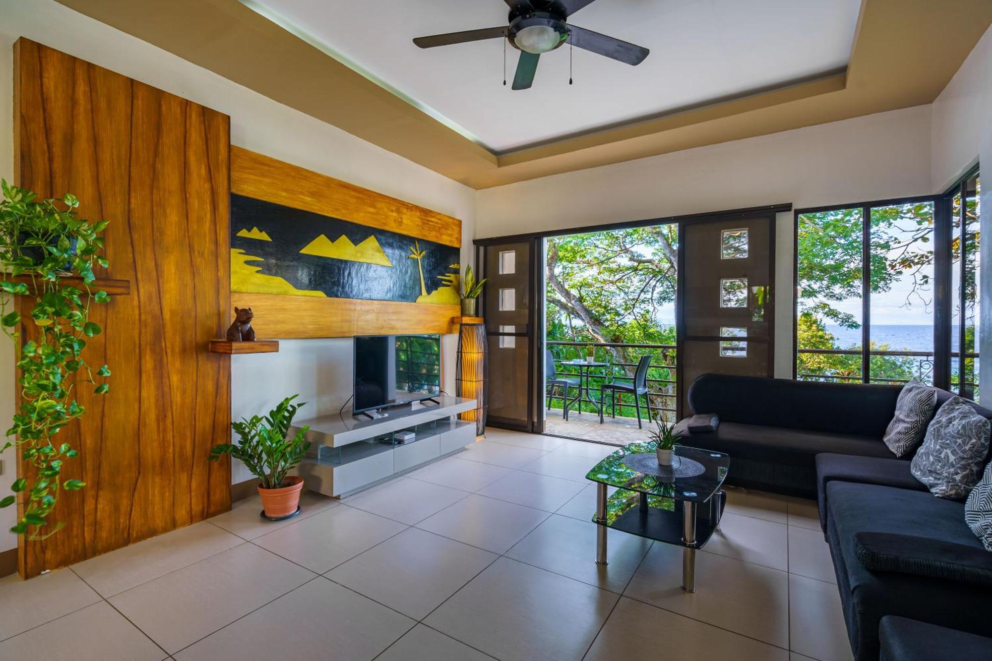 Holiday home Oceanside 2 Bedroom House, 100mbps Wifi *